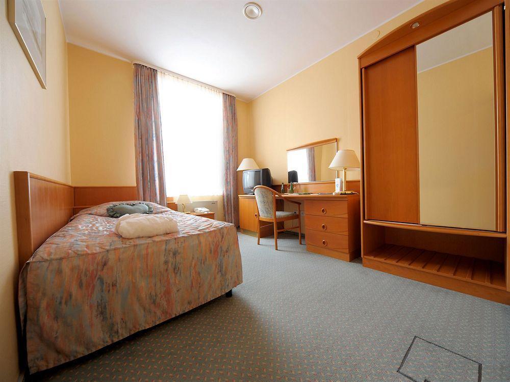 Green Hotel Коморники Экстерьер фото