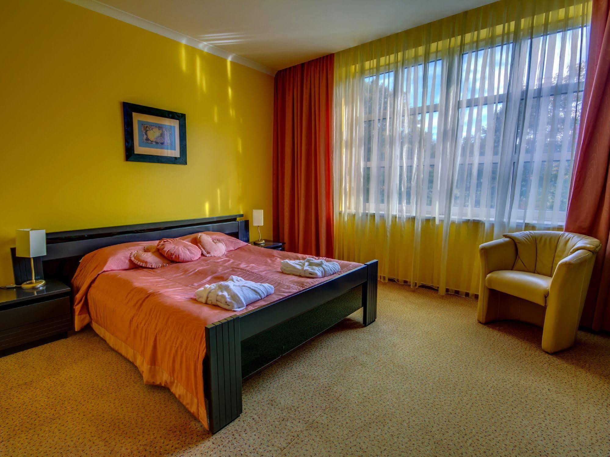 Green Hotel Коморники Экстерьер фото